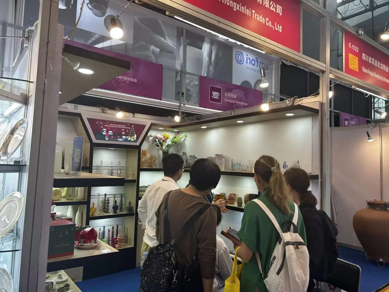 Receiving foreign customers at the Canton Fair