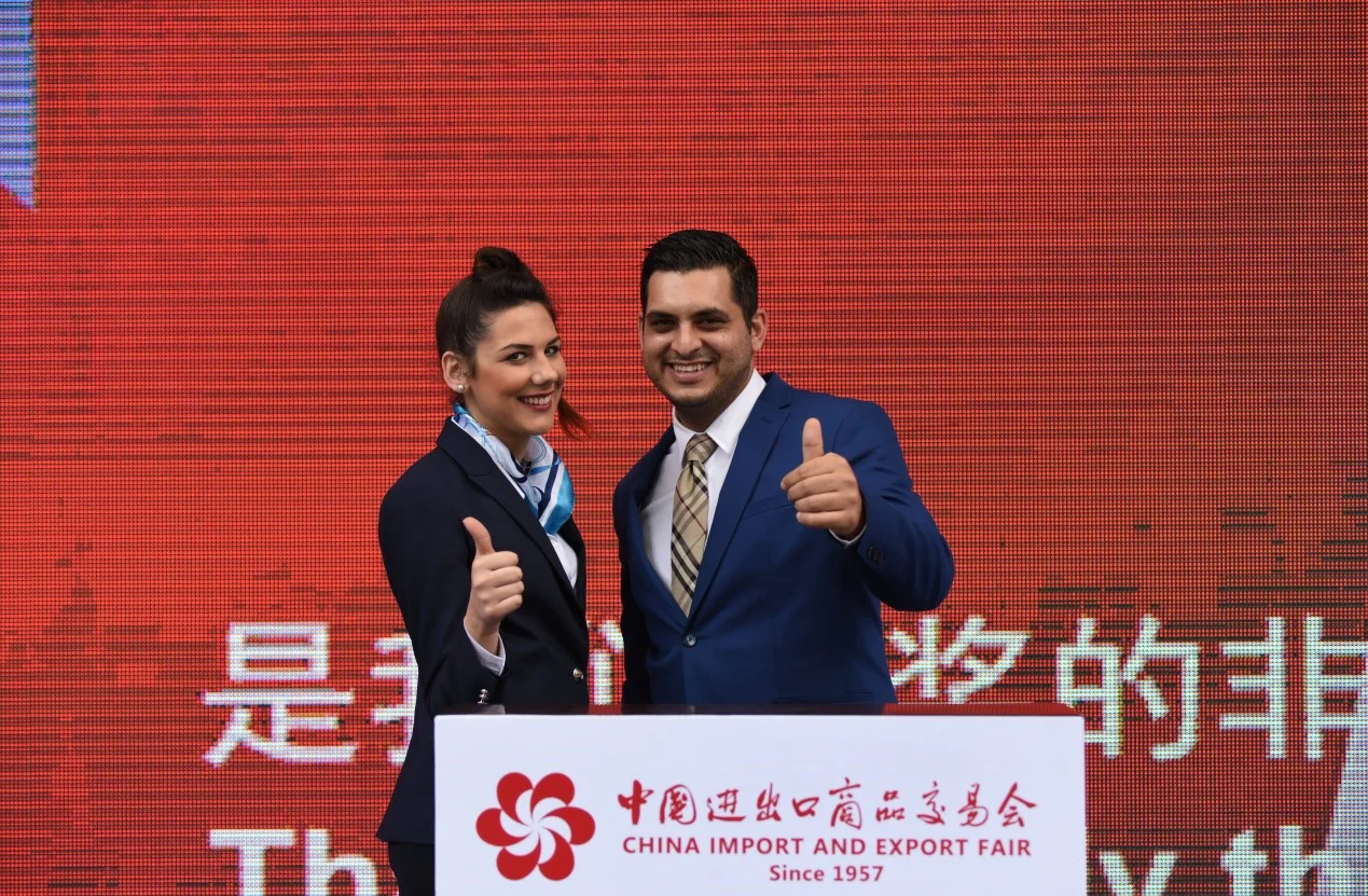 Group photo of foreign customers at the Canton Fair