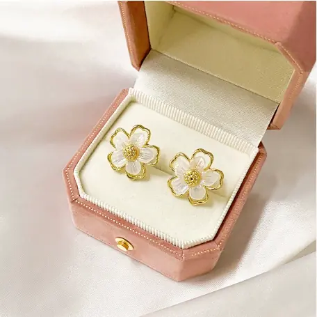 Flower stud earring Flower stud earring