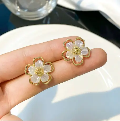 Flower stud earring Flower stud earring