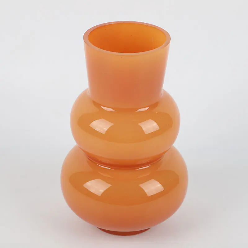 Wazon z podwójnymi płatami pąków