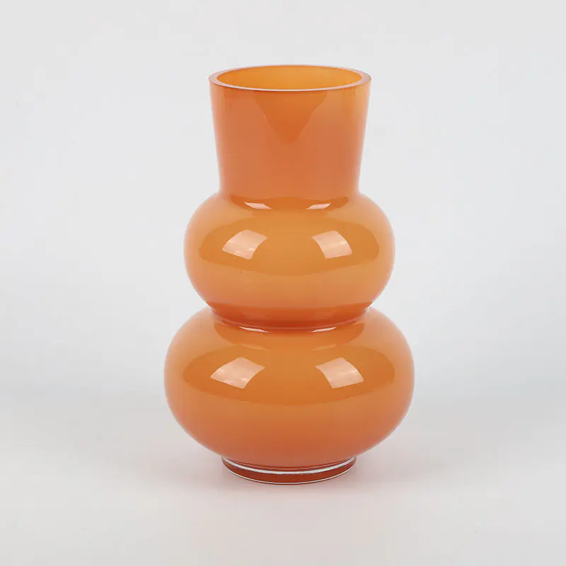 Wazon z podwójnymi płatami pąków