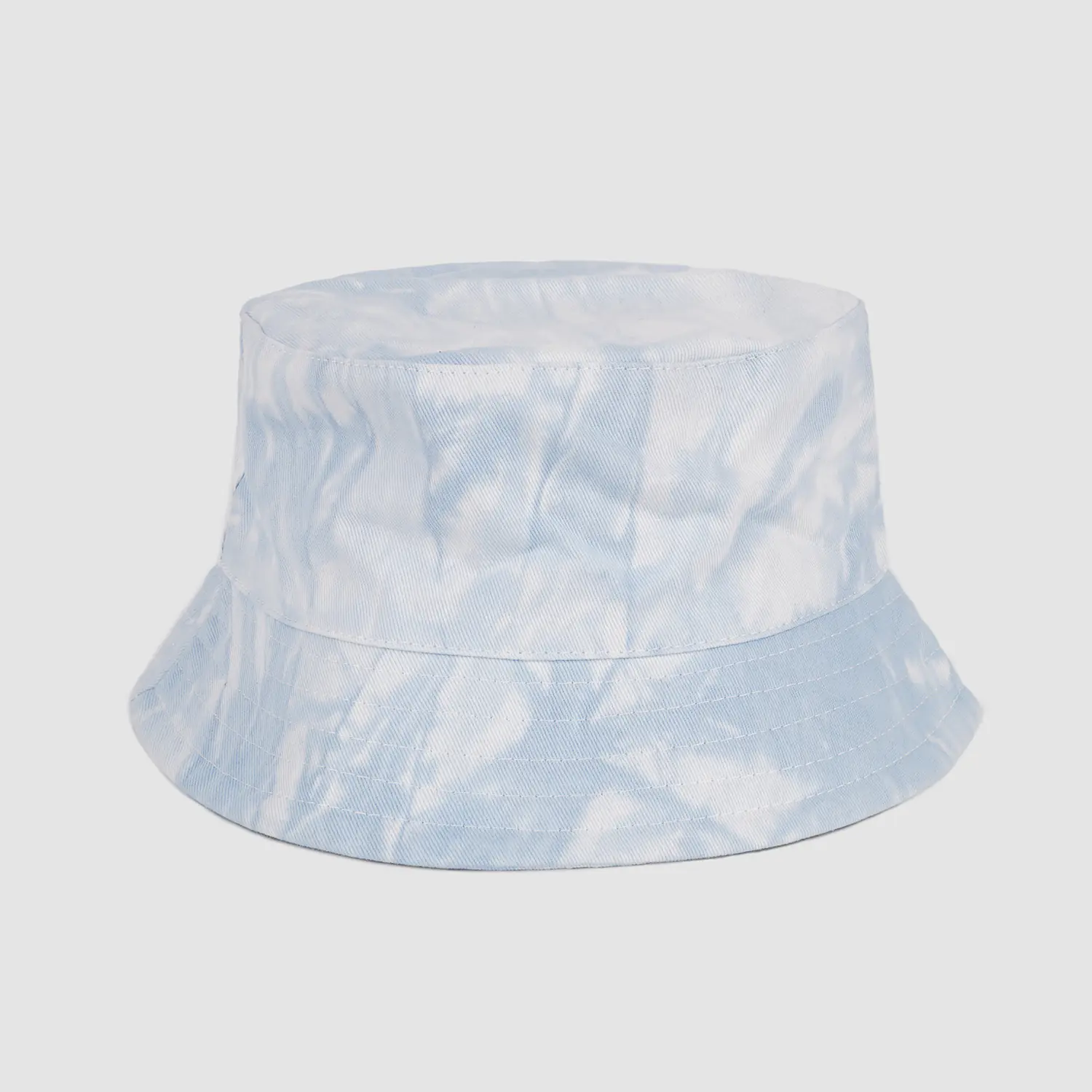 Modny kapelusz typu bucket hat: Marzycielski jasnoniebieski tie-dye style