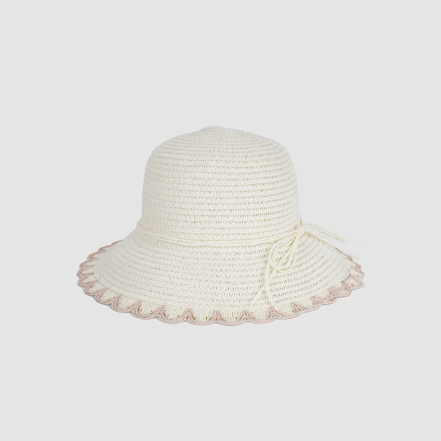 Modny kapelusz słomkowy: delikatny róż – styl wiaderkowy z ozdobnymi zdobieniami