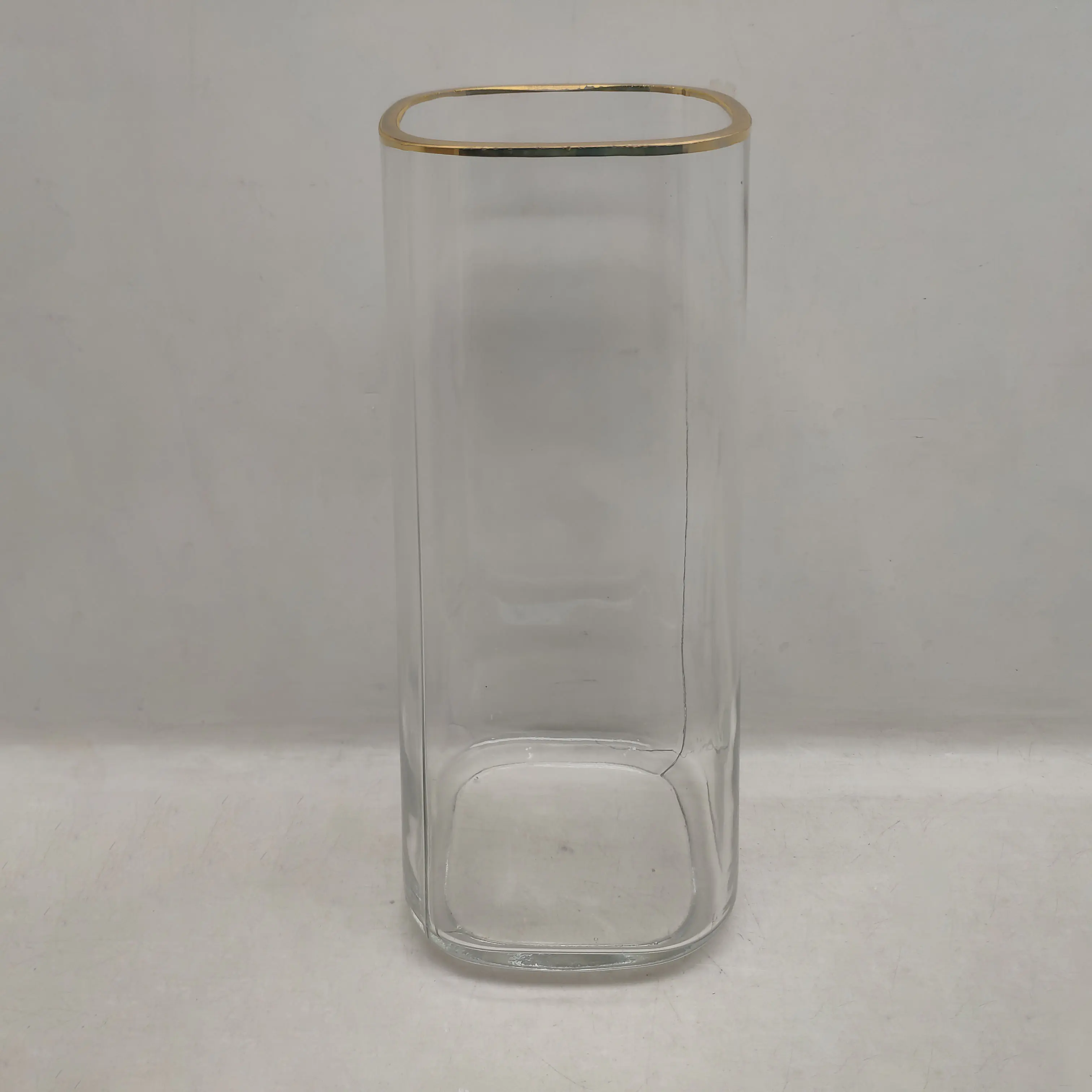 Szklany wazon ze złotym rantem
