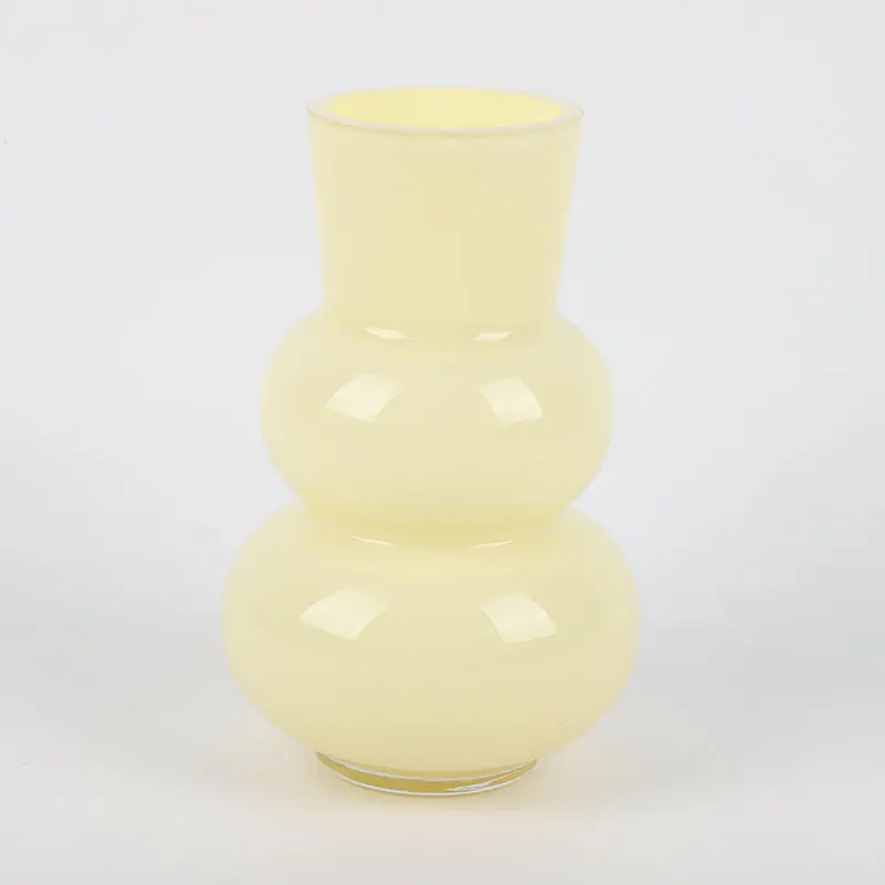 Wazon z podwójnymi płatami pąków