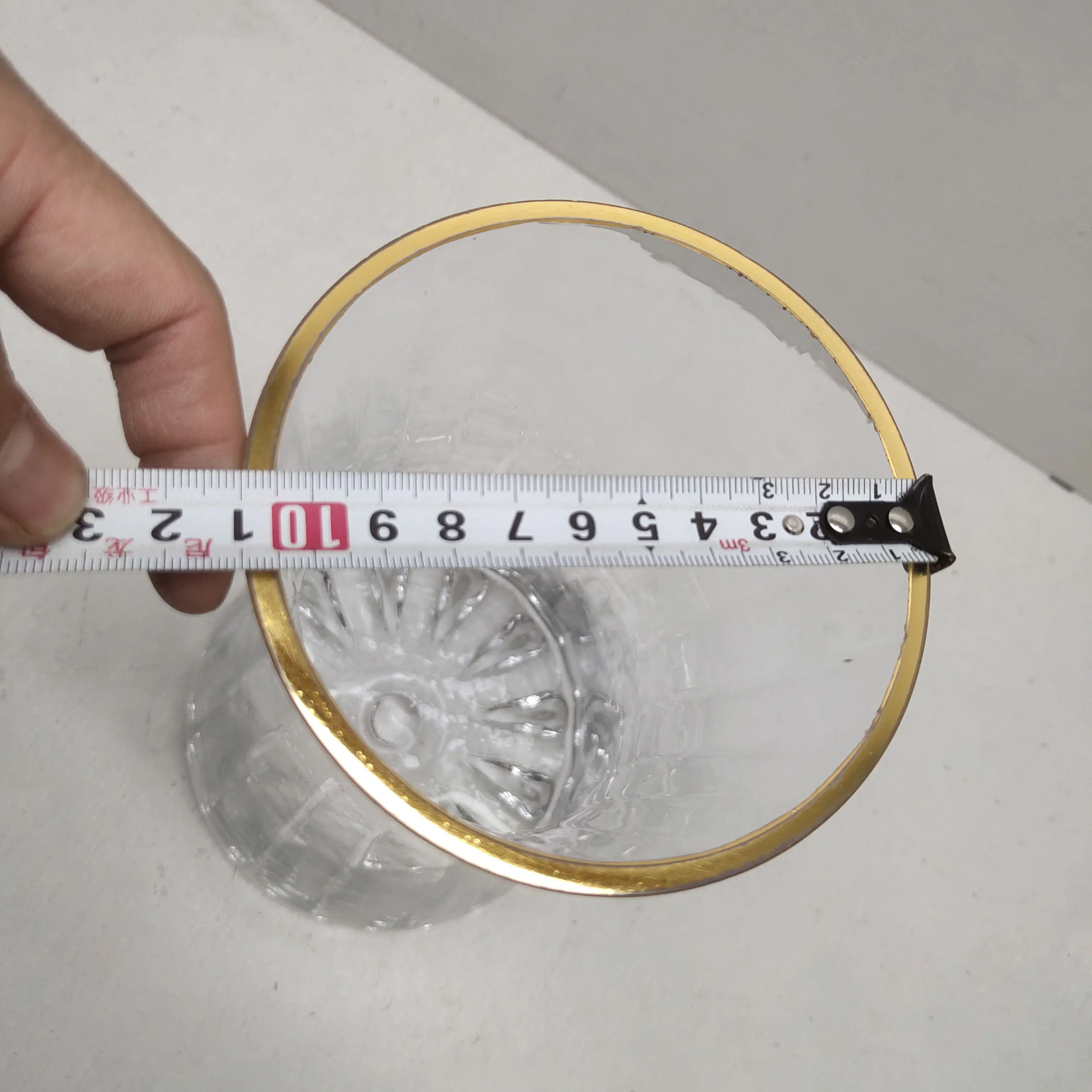 Szklany wazon ze złotym rantem