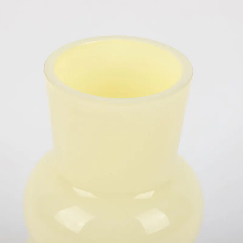 Wazon z podwójnymi płatami pąków