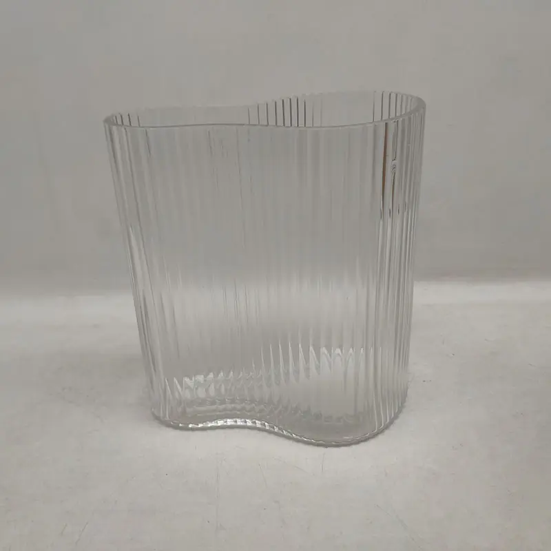 Wazon ze szkła żebrowanego