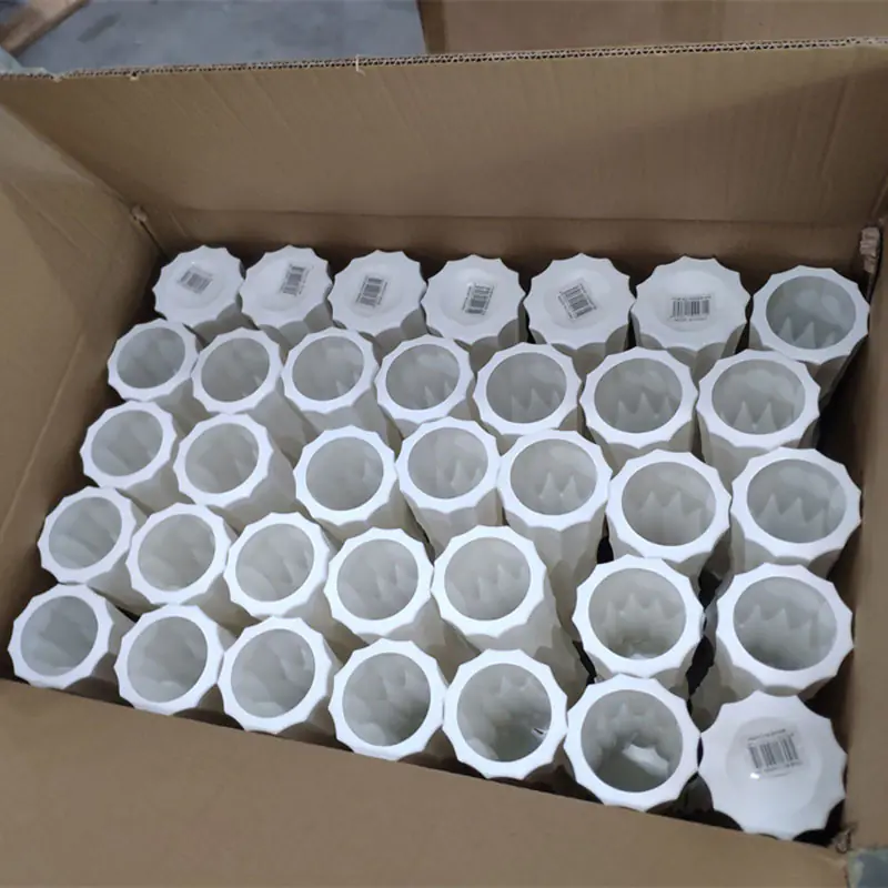 Plastikowy wazon na kwiaty