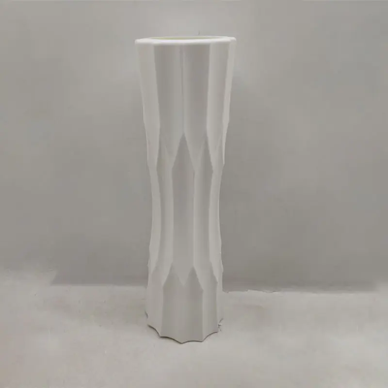 Plastikowy wazon na kwiaty